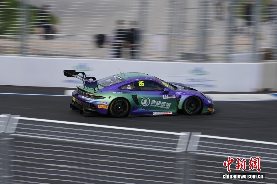 富田, 赛车在预排, 中新社记者